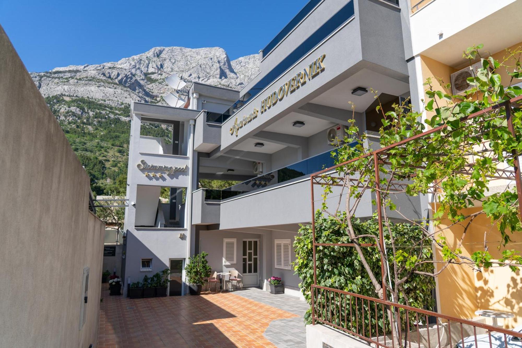 Apartments Hudovernik Baska Voda Bagian luar foto